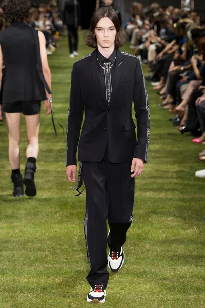 Look 10